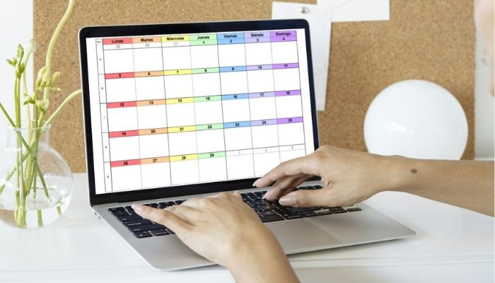 Supera el bloqueo creativo y genera un mes de ideas para tu calendario de contenidos en menos de 2 horas. Aprende a usar ChatGPT y Gemini para optimizar tu estrategia de marketing digital.
